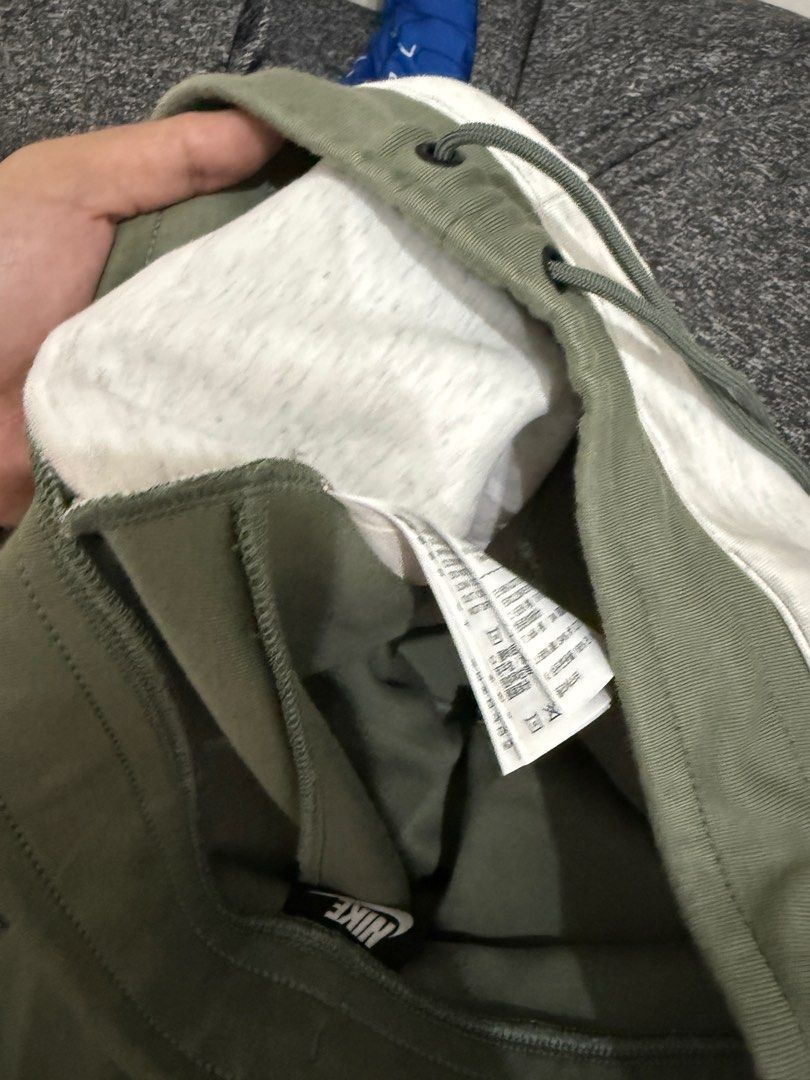 Nike Original Tech Fleece Jogger pants (Category: Joggers) located in Caloocan City. Submitted by roxtapel (Listing ID 1397811679, Image 3). Description: Used once and almost new. No holes, no stain except sa nanilaw ung edge ng bulsa. Please see pic. Size: medium Original Nike .