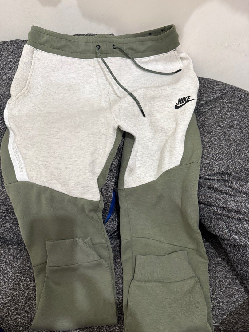 Nike Original Tech Fleece Jogger pants (Category: Joggers) located in Caloocan City. Submitted by roxtapel (Listing ID 1397811679, Image 1). Description: Used once and almost new. No holes, no stain except sa nanilaw ung edge ng bulsa. Please see pic. Size: medium Original Nike .