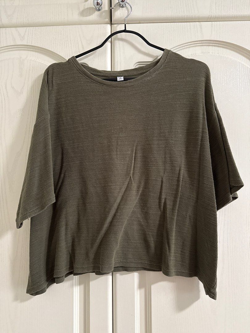 Uniqlo Olive Green Textured Top (Category: Blouses) located in Makati City. Submitted by dpfran (Listing ID 1397795617, Image 1). Description: - Olive green top - Textured fabric - Relaxed fit - Short sleeves - Round neckline - Versatile for any occasion.
