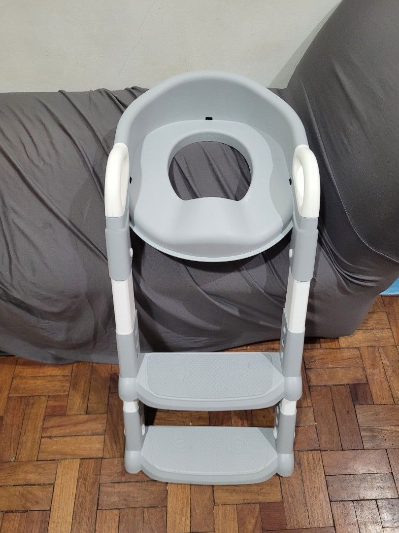 Potty training seat with step ladder (Category: Toilet Training) located in Makati City. Submitted by looneytooney (Listing ID 1397908740, Image 2). Description: never used. my toddler refused to use it..