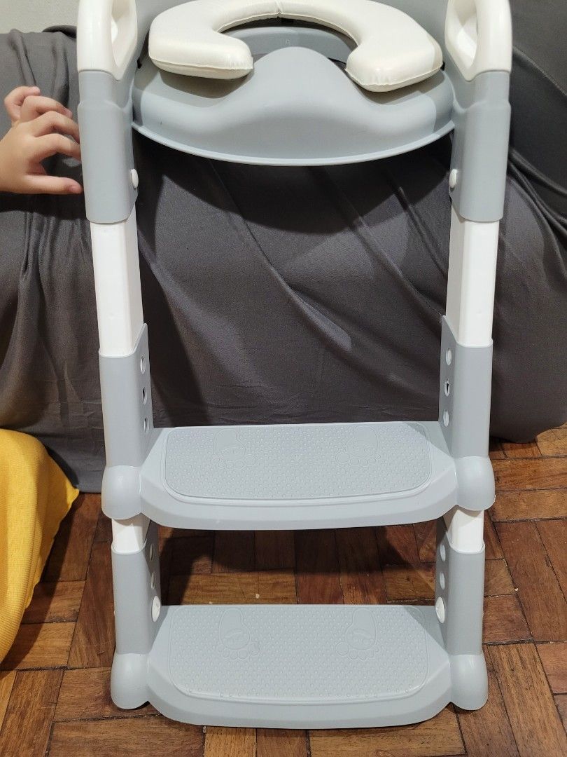 Potty training seat with step ladder (Category: Toilet Training) located in Makati City. Submitted by looneytooney (Listing ID 1397908740, Image 3). Description: never used. my toddler refused to use it..