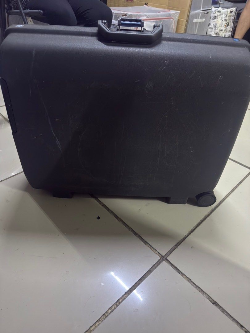 Samsonite Oyster GL Suitcase (Category: Luggage) located in Quezon City. Submitted by dtzee (Listing ID 1397793194, Image 2). Description: - Samsonite Oyster GL suitcase - Hard shell exterior - Features a handle and wheels - Interior straps to secure belongings - Combination lock for security - 2k for both - large and medium size .