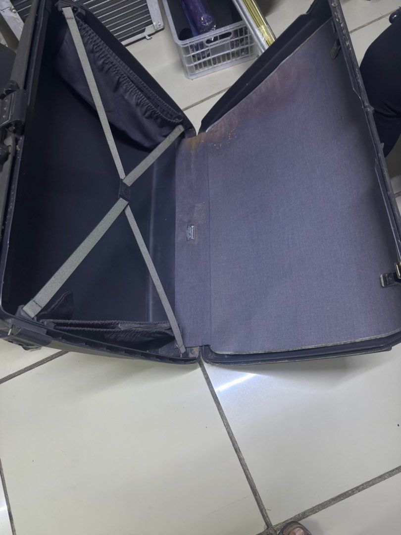 Samsonite Oyster GL Suitcase (Category: Luggage) located in Quezon City. Submitted by dtzee (Listing ID 1397793194, Image 3). Description: - Samsonite Oyster GL suitcase - Hard shell exterior - Features a handle and wheels - Interior straps to secure belongings - Combination lock for security - 2k for both - large and medium size .