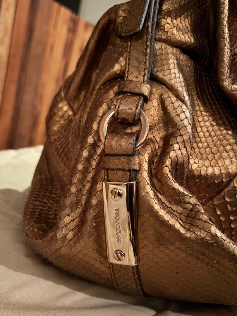Sergio Rossi in python leather （分類：手袋及銀包）位於 Hong Kong。 由 asisss 提交（商品編號 1397934036，圖片 2）。簡介： Python shoulder bag Stored for quite awhile without using much 。