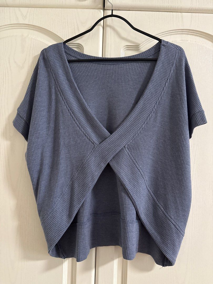 SHEIN Essence Crossover Back Batwing Sleeve Tee (Category: Blouses) located in Makati City. Submitted by dpfran (Listing ID 1397796699, Image 2). Description: - Cross-back design - Short sleeves - Waffle knit texture - Solid color - Versatile for casual wear - Modern and comfortable fit.