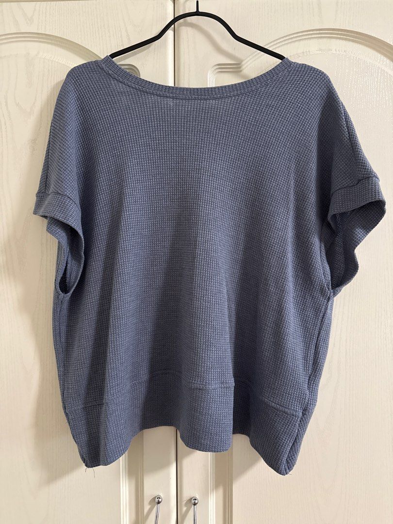 SHEIN Essence Crossover Back Batwing Sleeve Tee (Category: Blouses) located in Makati City. Submitted by dpfran (Listing ID 1397796699, Image 1). Description: - Cross-back design - Short sleeves - Waffle knit texture - Solid color - Versatile for casual wear - Modern and comfortable fit.