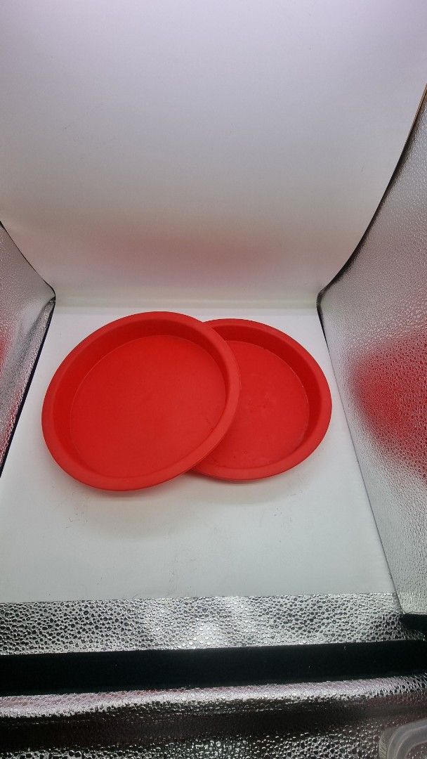 Silicon Red Round Tray (Category: Bakeware) located in Marikina City. Submitted by andreah_16 (Listing ID 1397933770, Image 2). Description: - Red, round plastic tray - Approximately 25cm diameter - Features a raised edge - Ideal for serving food or organizing items.