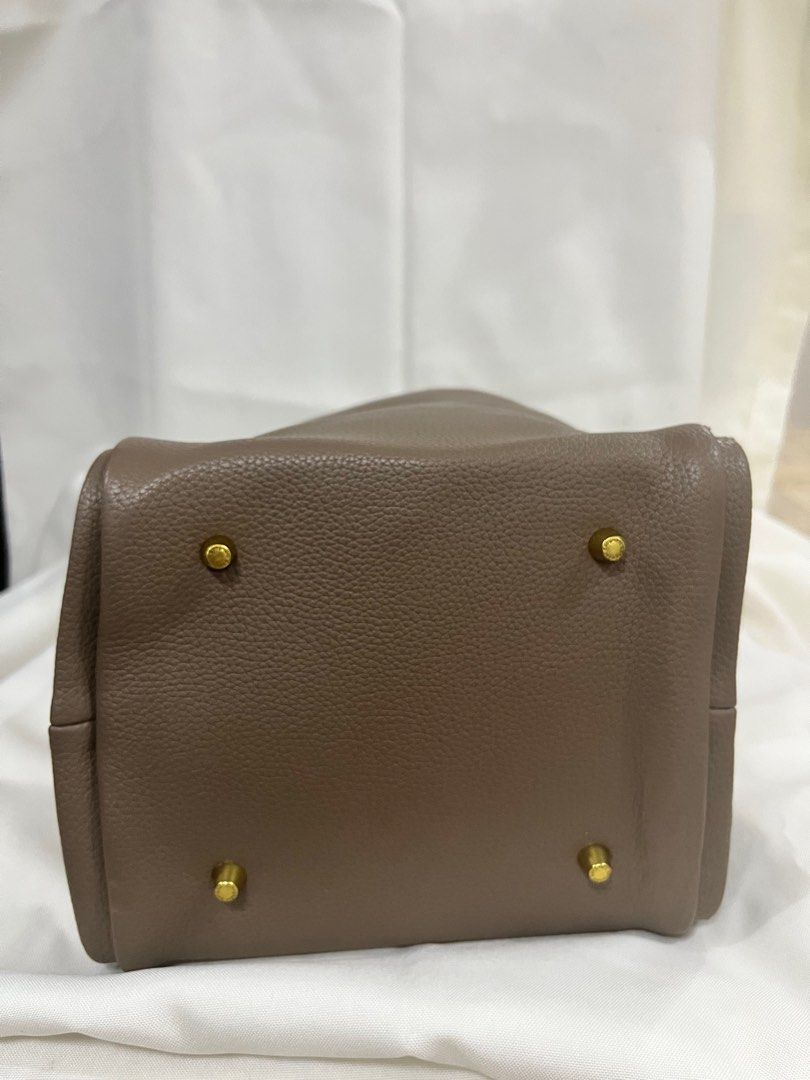 Songmont no Sling (Category: Shoulder Bags) located in Plaridel. Submitted by rarefindlux (Listing ID 1397905458, Image 2). Description: With visible sign of use Repaint nalang no sling and pouch.