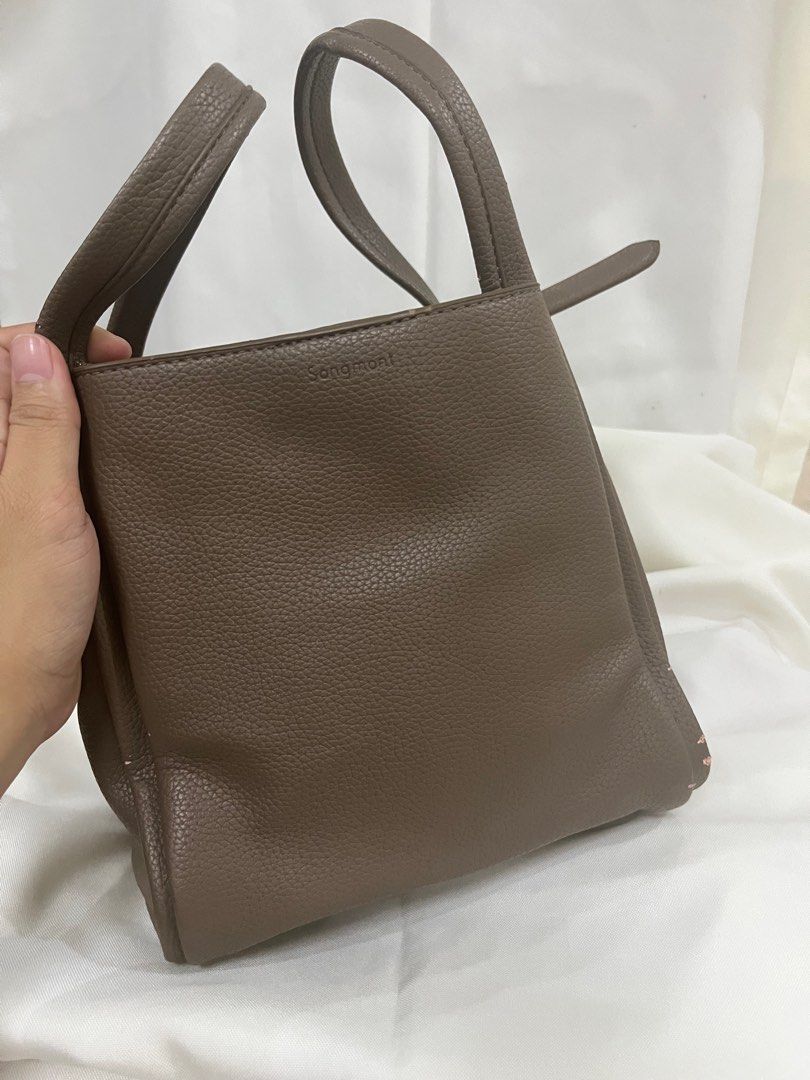 Songmont no Sling (Category: Shoulder Bags) located in Plaridel. Submitted by rarefindlux (Listing ID 1397905458, Image 1). Description: With visible sign of use Repaint nalang no sling and pouch.