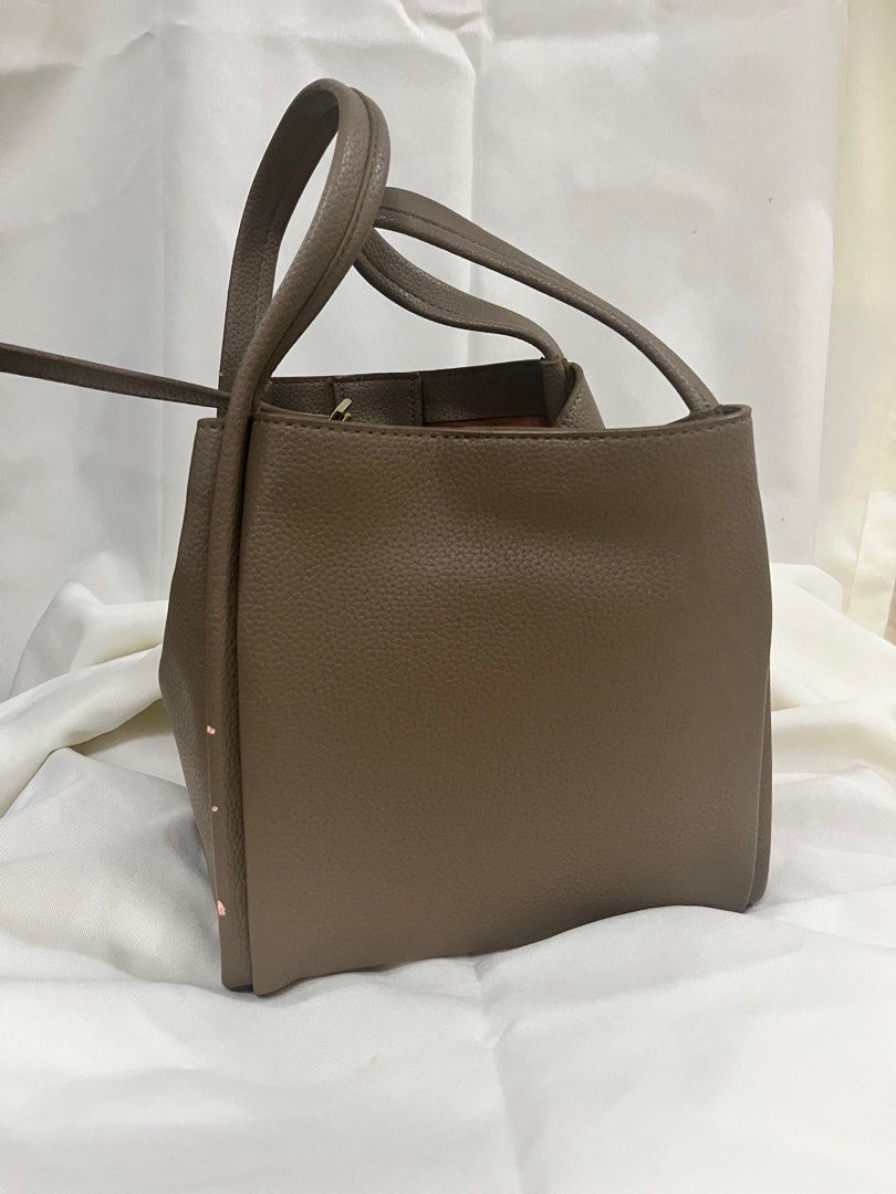 Songmont no Sling (Category: Shoulder Bags) located in Plaridel. Submitted by rarefindlux (Listing ID 1397905458, Image 3). Description: With visible sign of use Repaint nalang no sling and pouch.