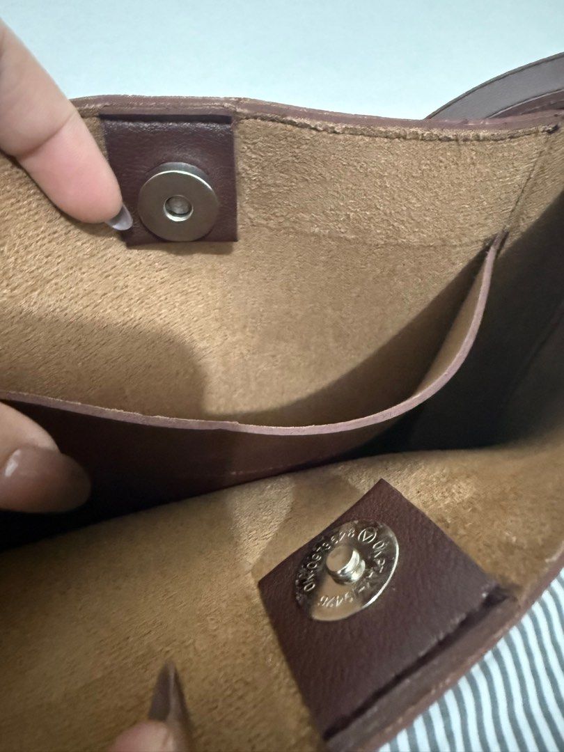 Straightforward DVL Tote Bag w/ Sling (Category: Tote Bags) located in Quezon City. Submitted by dertorr (Listing ID 1397890652, Image 3). Description: Color: Chestnut.