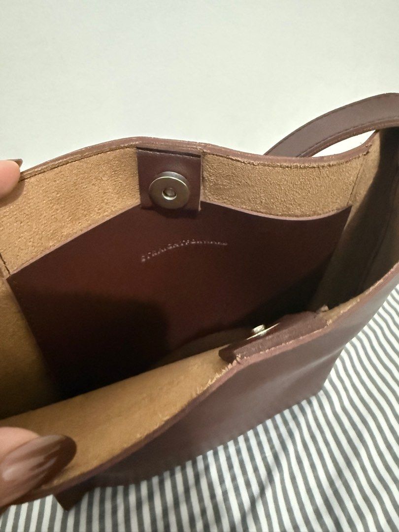 Straightforward DVL Tote Bag w/ Sling (Category: Tote Bags) located in Quezon City. Submitted by dertorr (Listing ID 1397890652, Image 2). Description: Color: Chestnut.