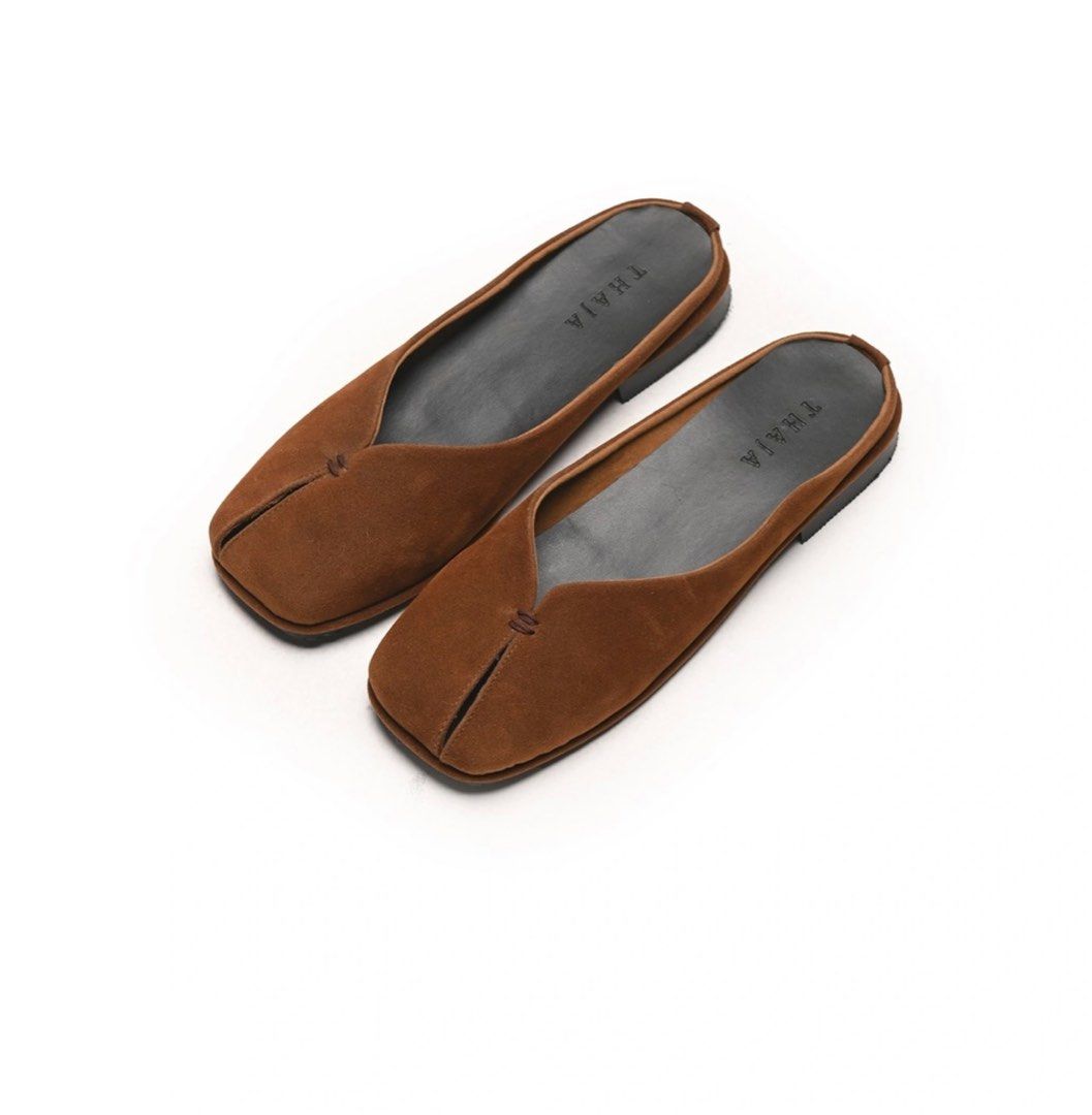 Thaja Foli Mules Brown (Category: Flats & Sandals) located in Angeles City. Submitted by hellobeev (Listing ID 1397870920, Image 2). Description: - Thaja Brown Foli Mules - Unique split detail on the upper - Made of suede and leather material - Paid 3k+ for this due to intl shipping - rfs: more into sandals now and its a bit big - 39 (25 cm inner footbed) - LAST PRICE.