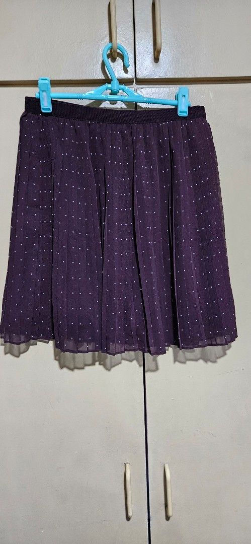 Uniqlo Pleated Skirt (Category: Skirts) located in Quezon City. Submitted by technicolorvision (Listing ID 1397923856, Image 2). Description: - RFS: Decluttering - No holes, no tears no stains - Pleated design - Maroon color with subtle dotted pattern - Size: L - Comfortable elastic waistband .