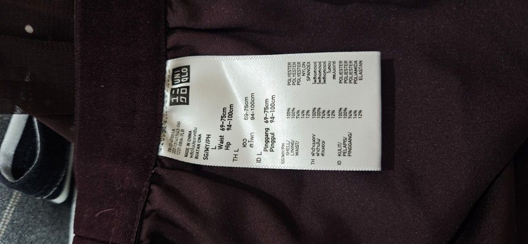 Uniqlo Pleated Skirt (Category: Skirts) located in Quezon City. Submitted by technicolorvision (Listing ID 1397923856, Image 3). Description: - RFS: Decluttering - No holes, no tears no stains - Pleated design - Maroon color with subtle dotted pattern - Size: L - Comfortable elastic waistband .