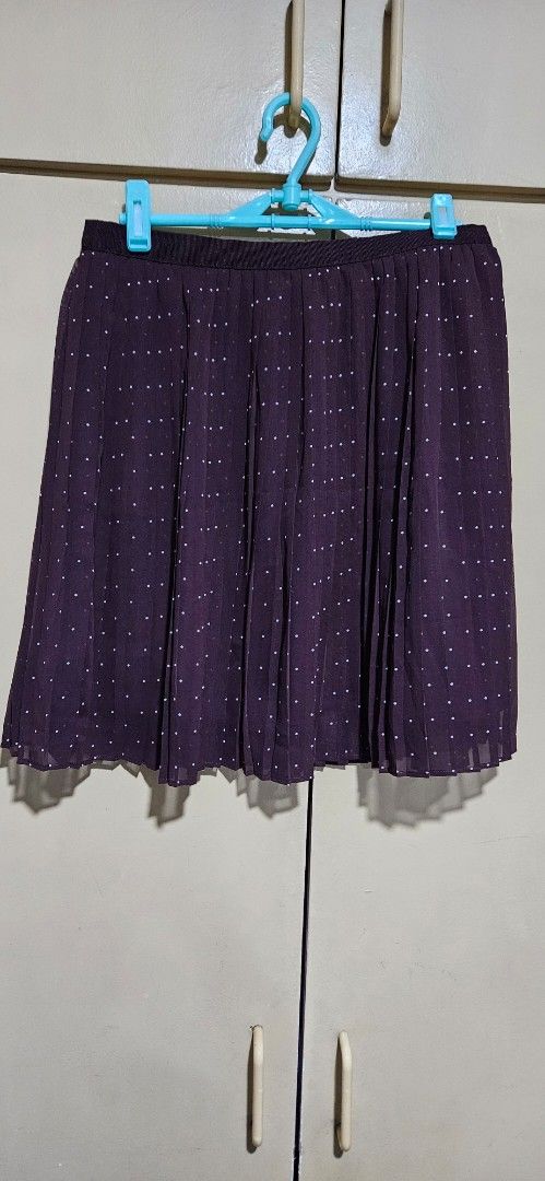 Uniqlo Pleated Skirt (Category: Skirts) located in Quezon City. Submitted by technicolorvision (Listing ID 1397923856, Image 1). Description: - RFS: Decluttering - No holes, no tears no stains - Pleated design - Maroon color with subtle dotted pattern - Size: L - Comfortable elastic waistband .