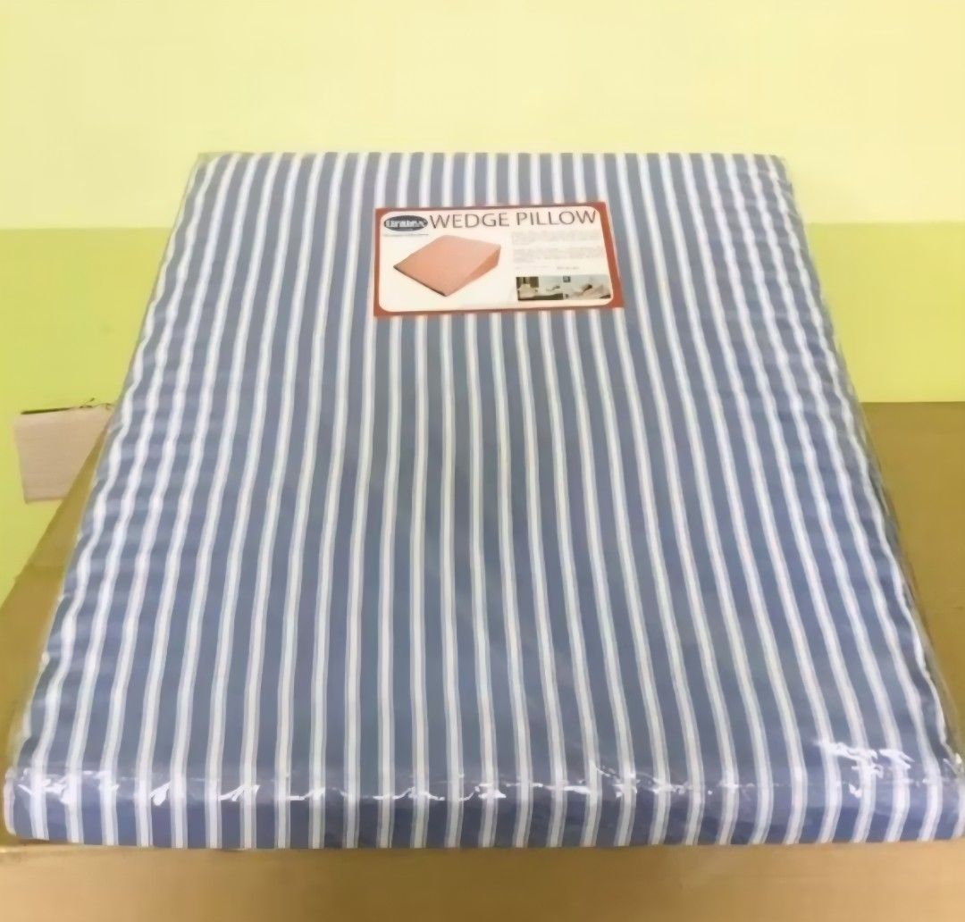 Uratex Wedge Pillow with waterproof pillow case (Category: Bedding & Towels) located in Rizal. Submitted by declutterthingswithme (Listing ID 1397929938, Image 3). Description: Item is still in new condition handled with care. see last pics for the actual item. Reason for selling: Decluttering PM or Direct message me for faster transaction. Can accomodate same day delivery via lalamove. Or j&t let me know your preferred delivery options 📍 Locati