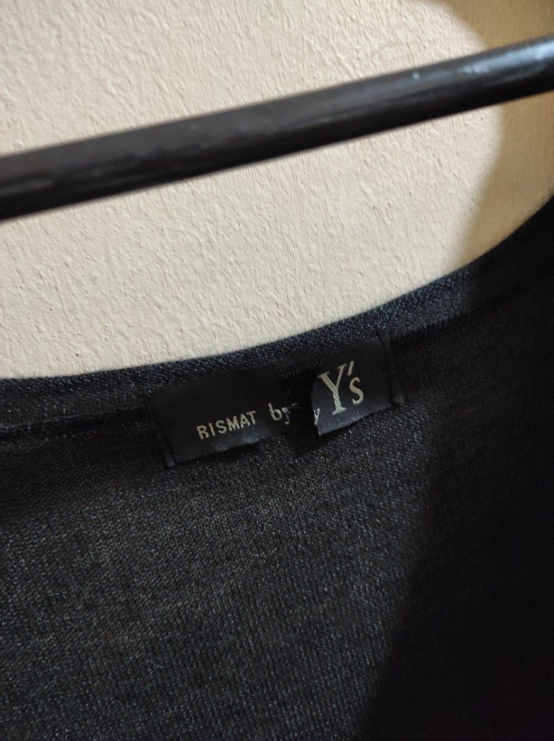 Y's Rismat Black Top (Category: Luxury Apparel) located in Manila. Submitted by luxxxxxxxx.x (Listing ID 1397973019, Image 2). Description: - Y's Rismat black top - Made in Japan - Features a V-neck - Size 2 - Fabric: 56% linen, 44% rayon - Care: Dry clean only, warm iron with press cloth, do not flat dry in shade.