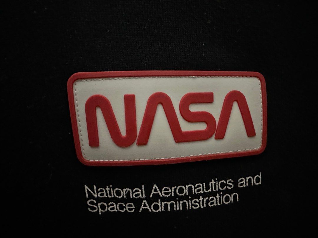 🔥 H&M NASA Hoodie Jacket - Size Small 🔥 (Category: Hoodies) located in Marikina City. Submitted by kenguin_012122 (Listing ID 1398148488, Image 1). Description: Show your love for space exploration with this stylish black H&M hoodie! Features the classic NASA logo on the front, an American flag patch on the sleeve, and “National Aeronautics and Space Administration” on the back. White stripe detailing on the sleeves and hem adds a sporty touch.
