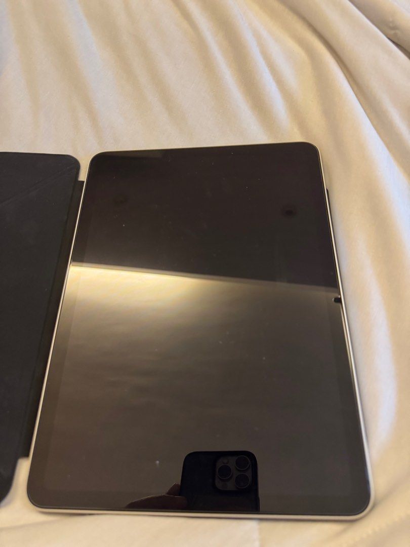 (Category: iPad) located in Singapore. Submitted by misce1 (Listing ID 1398060988, Image 3). Description: - Gold Apple iPad Air - Clean screen - iPad only (no accessories included).