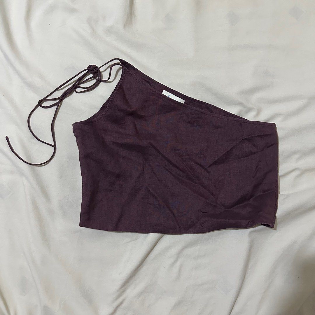 Araw the Line Asymmetrical Crop Top (Category: Sleeveless) located in San Fernando. Submitted by chweez (Listing ID 1397958616, Image 2). Description: Size: L on tag Needs ironing/steaming. Wrinkled due to storage ‼️No rush shipping. Sf c/o buyer.