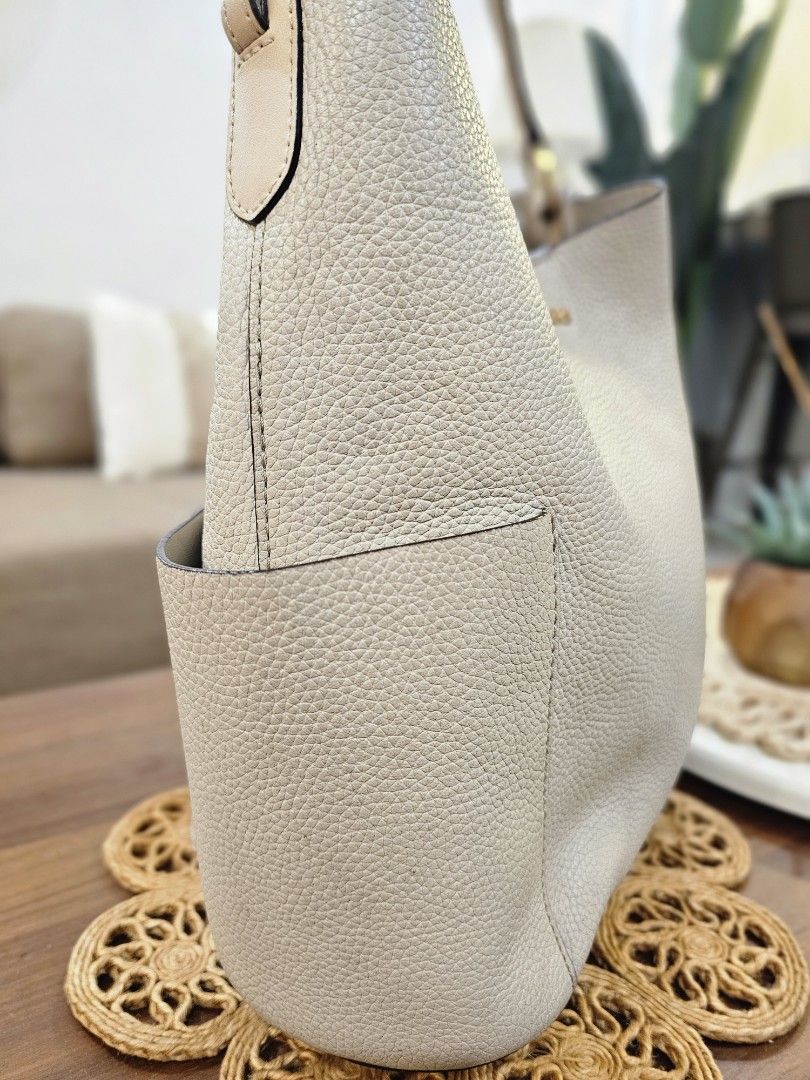 Authentic Original Michael Kors Hobo Bag (Category: Luxury Bags & Wallets) located in Las Pinas. Submitted by 2ndstoryfinds (Listing ID 1397990305, Image 3). Description: 💯Guaranteed AUTHENTIC/ORIGINAL 🩷Pre-loved ✅️Still presentable ✅️Sign/s of usage only ❎️No return, no exchange ❎️No swapping 💔Flaws/Issue: None, just slight sign of usage and no sling 🥰This is pre-loved. Please manage your expectations 😍 ⏳️RESERVATION: 2 days only 💰PAYMENT: