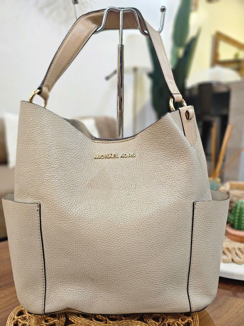 Authentic Original Michael Kors Hobo Bag (Category: Luxury Bags & Wallets) located in Las Pinas. Submitted by 2ndstoryfinds (Listing ID 1397990305, Image 1). Description: 💯Guaranteed AUTHENTIC/ORIGINAL 🩷Pre-loved ✅️Still presentable ✅️Sign/s of usage only ❎️No return, no exchange ❎️No swapping 💔Flaws/Issue: None, just slight sign of usage and no sling 🥰This is pre-loved. Please manage your expectations 😍 ⏳️RESERVATION: 2 days only 💰PAYMENT:
