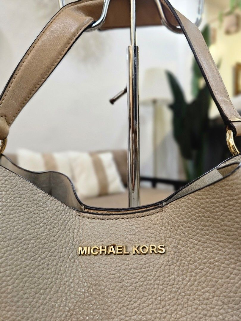Authentic Original Michael Kors Hobo Bag (Category: Luxury Bags & Wallets) located in Las Pinas. Submitted by 2ndstoryfinds (Listing ID 1397990305, Image 2). Description: 💯Guaranteed AUTHENTIC/ORIGINAL 🩷Pre-loved ✅️Still presentable ✅️Sign/s of usage only ❎️No return, no exchange ❎️No swapping 💔Flaws/Issue: None, just slight sign of usage and no sling 🥰This is pre-loved. Please manage your expectations 😍 ⏳️RESERVATION: 2 days only 💰PAYMENT: