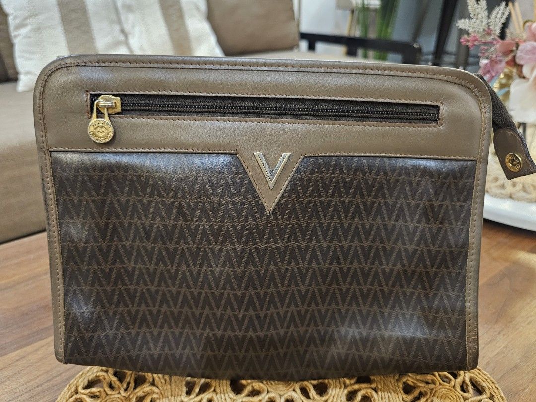 Authentic Original Valentino Clutch Bag (Category: Luxury Bags & Wallets) located in Las Pinas. Submitted by 2ndstoryfinds (Listing ID 1398124232, Image 1). Description: 💯Guaranteed AUTHENTIC/ORIGINAL 🩷Pre-loved ✅️Still presentable ✅️Sign/s of usage only ❎️No return, no exchange ❎️No swapping 💔Flaws/Issue: None, just slight sign of usage 🥰This is pre-loved. Please manage your expectations 😍 ⏳️RESERVATION: 2 days only 💰PAYMENT: Bank (BPI/BDO