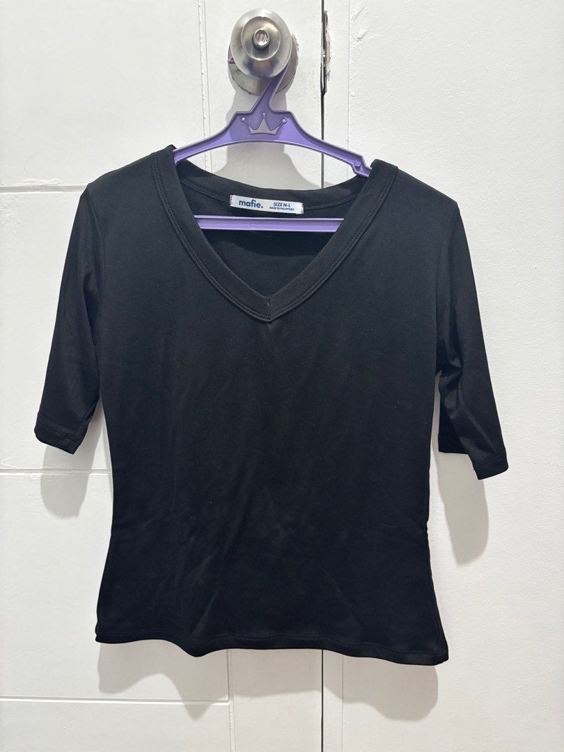 Basic Tops (Category: Blouses) located in Antipolo. Submitted by keitoxxc (Listing ID 1398083190, Image 2). Description: ₱150 for both tops Best fits XS-M 📍Antipolo City, Rizal.