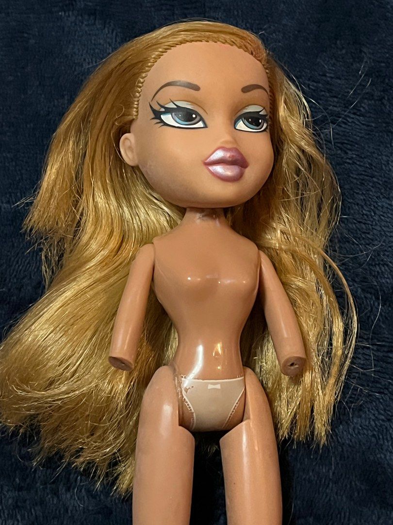 BRATZ DOLL CLOE FIRST EDITION (Category: Kids Toys) located in Butuan. Submitted by sillyciles (Listing ID 1398146728, Image 2). Description: first edition cloe head FLAWS: -body is very flawed - neck peg is broken .