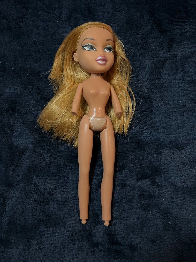 BRATZ DOLL CLOE FIRST EDITION (Category: Kids Toys) located in Butuan. Submitted by sillyciles (Listing ID 1398146728, Image 1). Description: first edition cloe head FLAWS: -body is very flawed - neck peg is broken .