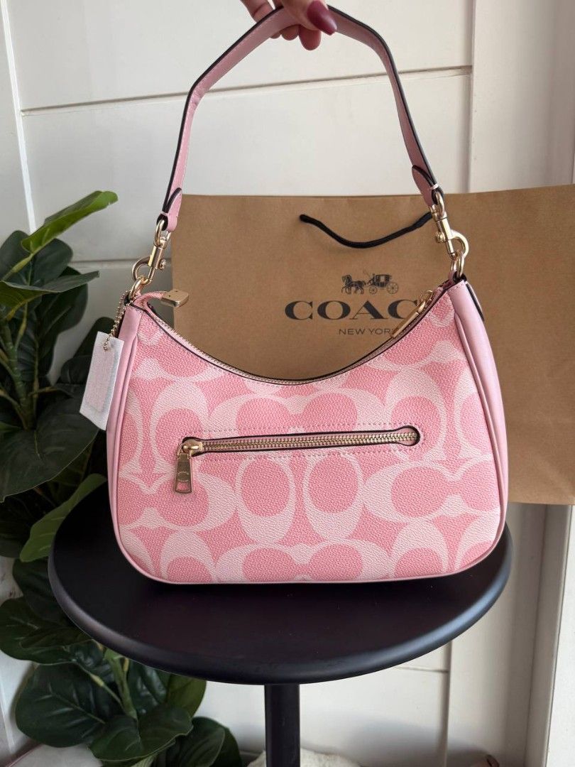 Coach Teri Hobo (Category: Microphones) located in Candelaria. Submitted by pinkykeenshop (Listing ID 1398112500, Image 2). Description: .