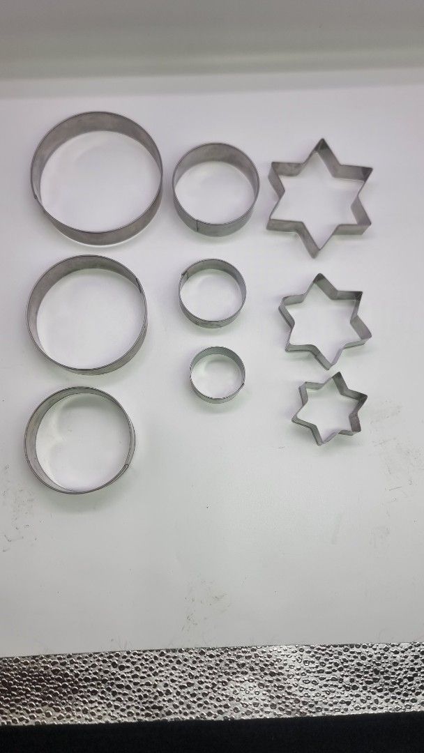 Cookie Cutter Set - Star and Circle Shapes (Category: Bakeware) located in Marikina City. Submitted by andreah_16 (Listing ID 1397990337, Image 1). Description: - Cookie cutter set - Includes star and circle shapes - Contains three star shapes (various sizes) - Contains three circle shapes (various sizes) - Made of metal - Perfect for cookies, pastries, and other treats - Great for any occasion.