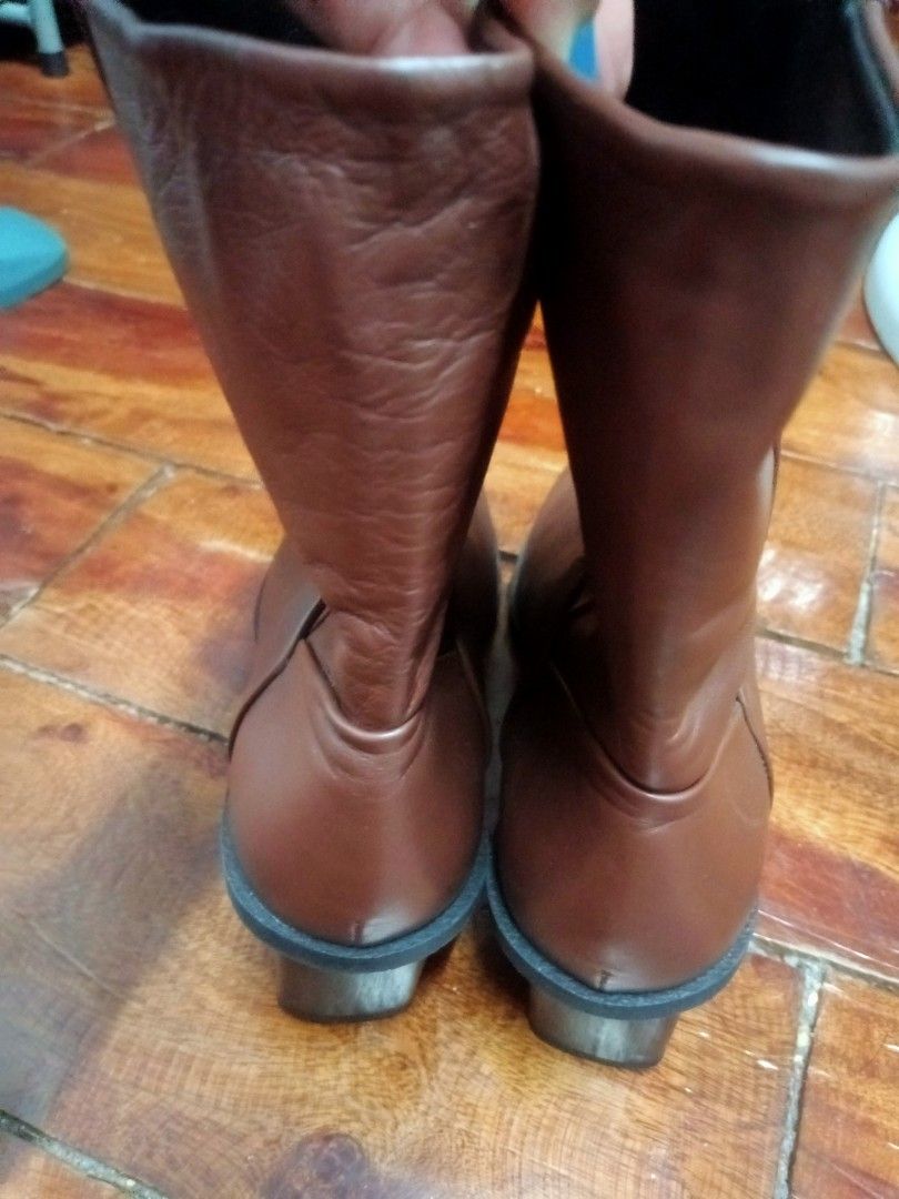 COS Brown Boots (Category: Boots) located in Bulacan. Submitted by ely46 (Listing ID 1398138636, Image 2). Description: used only once.bouht in new york..