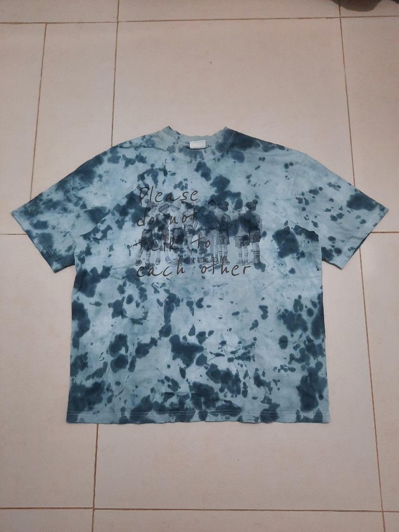 Dinocat Tie-dye Graphic Tee XL (Category: Tshirts & Polo Shirts ) located in Pasig City. Submitted by thousandthrift69 (Listing ID 1398151583, Image 1). Description: Color may vary due to lighting No issue / Need Wash Excellent Condition 💎 Color rate: 9.5/10 Size: Large on tag ( M - L fitting ) Dimension: L27.5xW23.5 Swipe right for more details ⬅️ MINE for only P200 ❤ + Shipping Message us for inquiries 📩 Follow for more.
