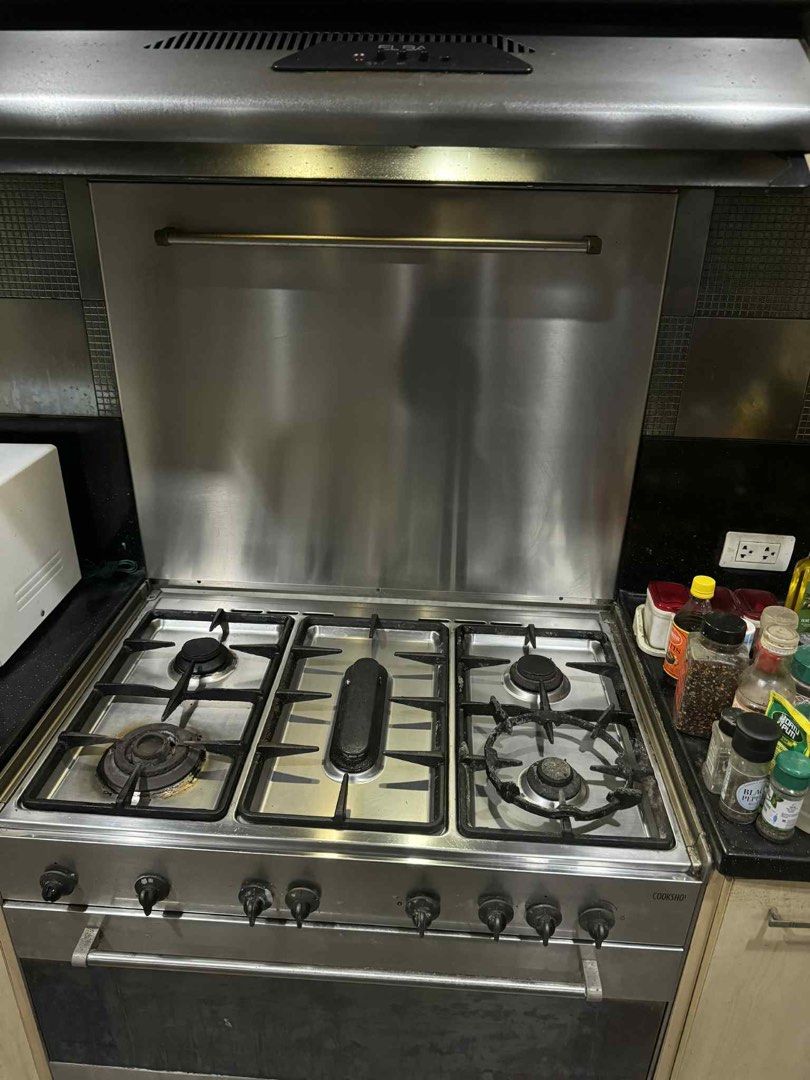 Elba Gas Range with Oven and Exhaust (Category: Ovens & Toasters) located in Quezon City. Submitted by kimioutlet (Listing ID 1398063818, Image 1). Description: - Elba gas range with 5 burners and oven - Stainless steel finish - Integrated range hood - Control knobs for burner and oven - Oven door with handle - Suitable for cooking various dishes SET FOR SALE: 2007 Elba cookshow 5 burners with oven & Exhaust RFS: Upgrade 13k negotiable Issues: Fa