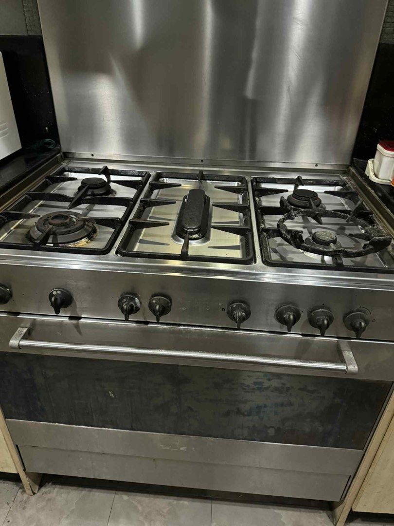 Elba Gas Range with Oven and Exhaust (Category: Ovens & Toasters) located in Quezon City. Submitted by kimioutlet (Listing ID 1398063818, Image 3). Description: - Elba gas range with 5 burners and oven - Stainless steel finish - Integrated range hood - Control knobs for burner and oven - Oven door with handle - Suitable for cooking various dishes SET FOR SALE: 2007 Elba cookshow 5 burners with oven & Exhaust RFS: Upgrade 13k negotiable Issues: Fa