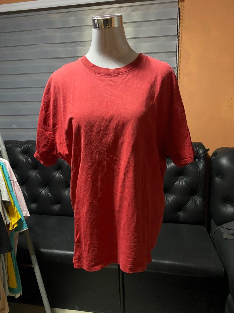 Fear of God Essentials Red T-shirt (Category: Tshirts & Polo Shirts ) located in Bacolor. Submitted by kheingegante22 (Listing ID 1398150695, Image 1). Description: ESSENTIALS TSHIRT L - 27 , W - 23 Needwash , Hairline crack.