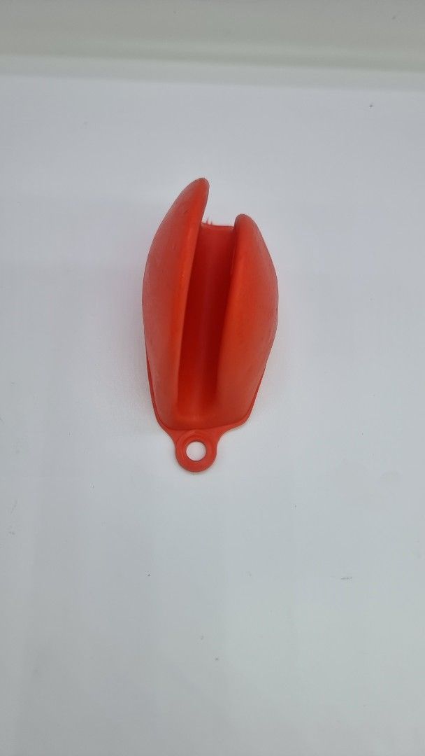 For baking (Category: Bakeware) located in Marikina City. Submitted by andreah_16 (Listing ID 1397993496, Image 2). Description: - Red oven mitt - Designed for baking - Easy to clean - Convenient design.