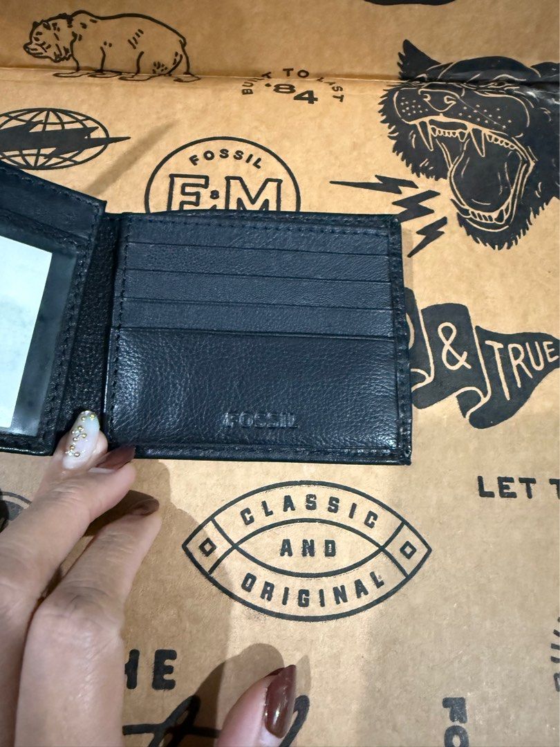 Fossil Lufkin Traveller Wallet Mens (Category: Wallets & Card Holders) located in Paranaque City. Submitted by sillybella (Listing ID 1398029135, Image 3). Description: Lower Shipping fee check out c/o orange app SKU: SML1390405 Interior Material: 100% soft leather Interior Details: 1 Bill Compartment,2 ID Windows,3 Slide Pockets,8 Credit Card Slots Measurements: 4.25”L x 0.75”W x 3.5”H Silhouette: Traveler Material: Leather / Leather Trim Platfo