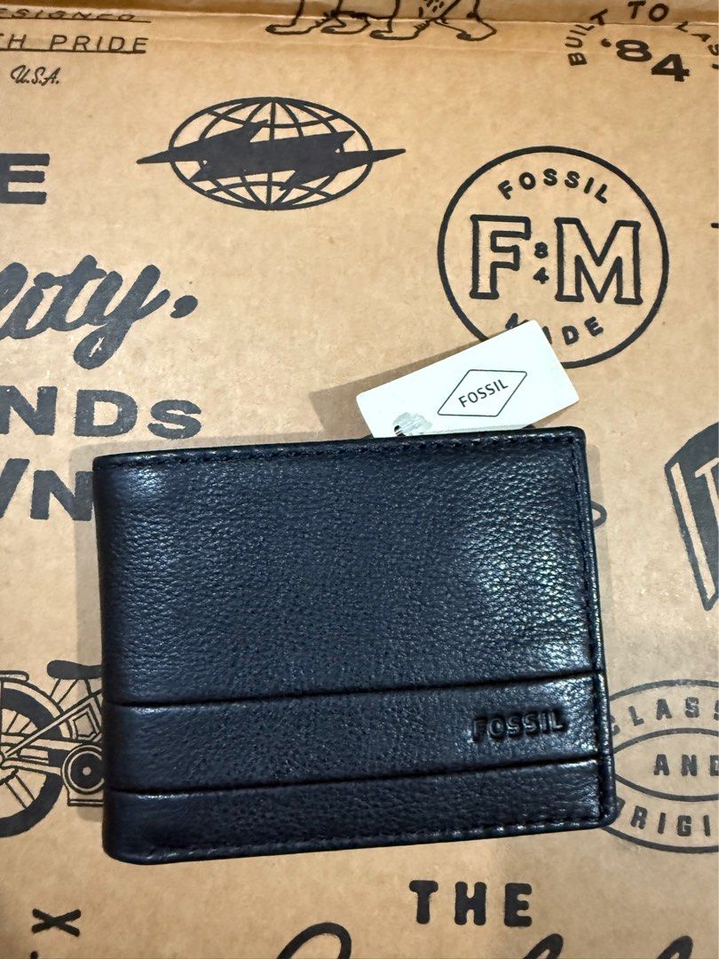 Fossil Lufkin Traveller Wallet Mens (Category: Wallets & Card Holders) located in Paranaque City. Submitted by sillybella (Listing ID 1398029135, Image 1). Description: Lower Shipping fee check out c/o orange app SKU: SML1390405 Interior Material: 100% soft leather Interior Details: 1 Bill Compartment,2 ID Windows,3 Slide Pockets,8 Credit Card Slots Measurements: 4.25”L x 0.75”W x 3.5”H Silhouette: Traveler Material: Leather / Leather Trim Platfo