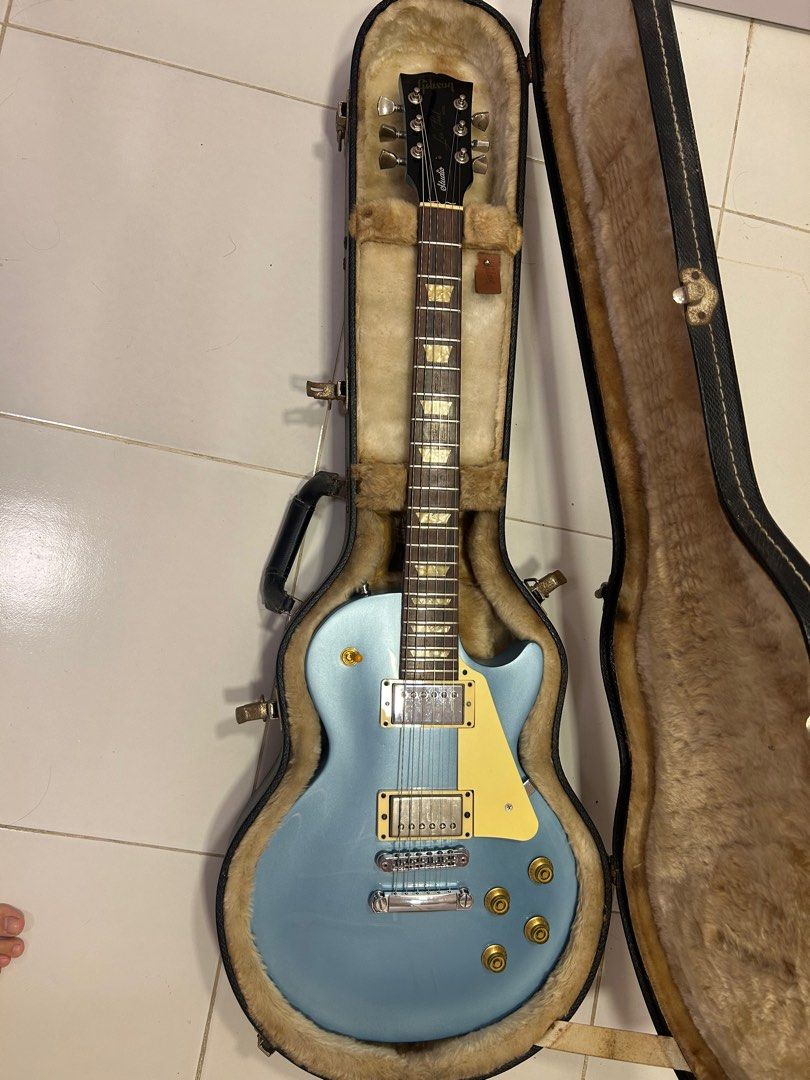 Gibson Les Paul Studio Electric Guitar (Category: Musical Instruments) located in Muntinlupa City. Submitted by palee22 (Listing ID 1398092241, Image 2). Description: 2000 Gibson Les Paul Studio Repainted to Pelham Blue by Guitar Mechanics Details - Painted with Polyurethane - Gibson Modern Nickel Machine Heads - 1959 Gibson Tribute Humbucker sa Neck - 490T sa Bridge - Bourns pots - Schaller strap locks - With Gibson Hard Case RFS: want to start 