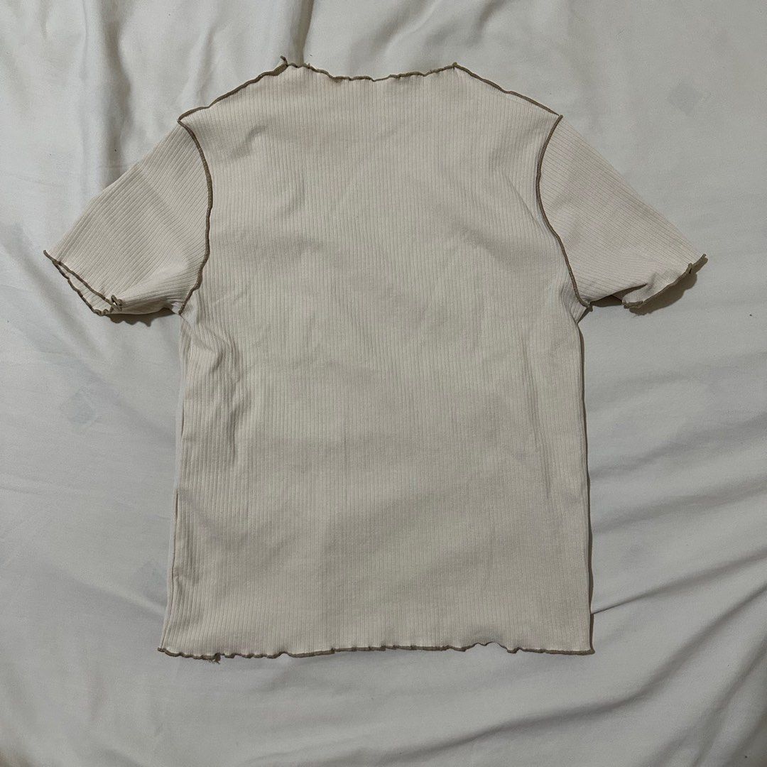 GU by Uniqlo Contrasting Stitch Top (Category: Shirts) located in San Fernando. Submitted by chweez (Listing ID 1398024385, Image 3). Description: Size: M on tag ‼️No rush shipping. Sf c/o buyer.
