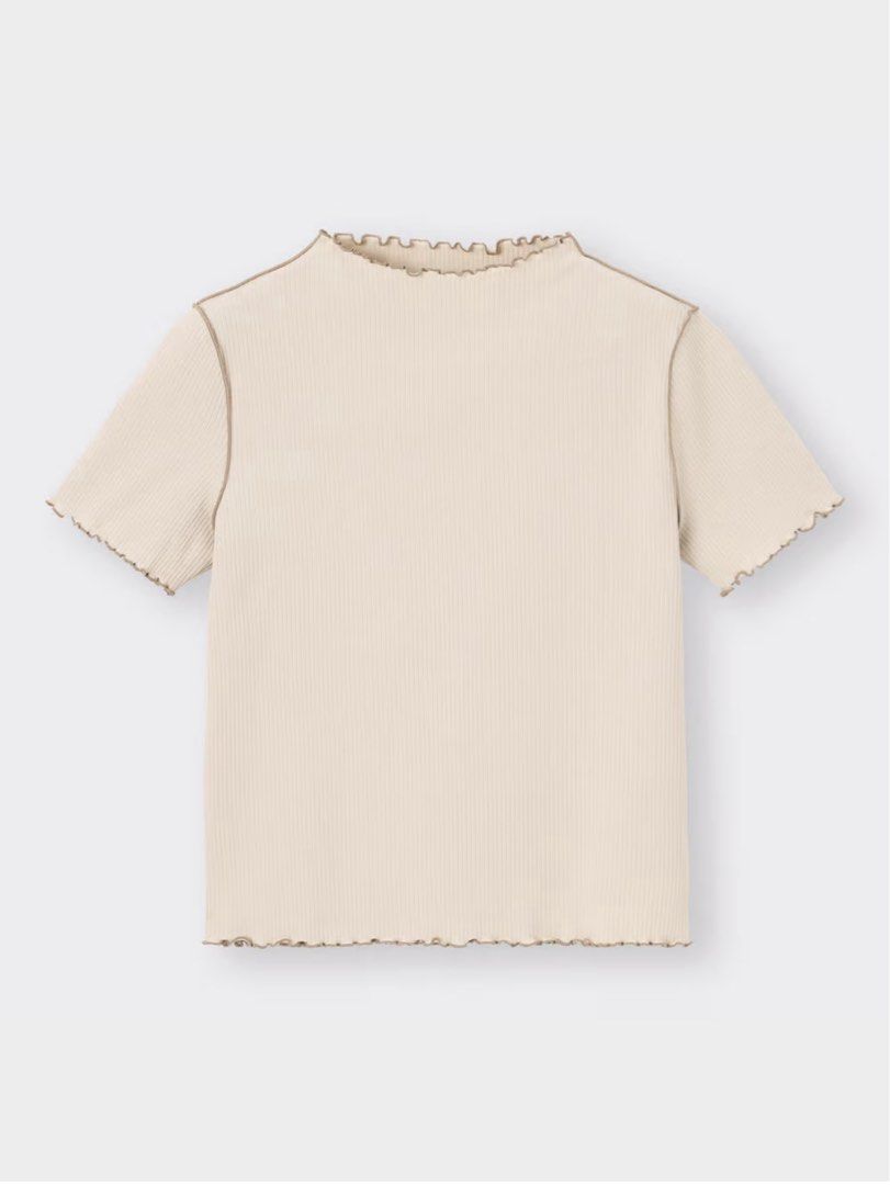 GU by Uniqlo Contrasting Stitch Top (Category: Shirts) located in San Fernando. Submitted by chweez (Listing ID 1398024385, Image 1). Description: Size: M on tag ‼️No rush shipping. Sf c/o buyer.