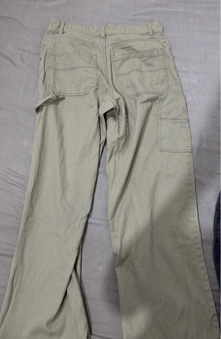 H&M Light Olive Green Pants (Category: Jeans) located in Quezon City. Submitted by laraveee (Listing ID 1398148751, Image 2). Description: Fits size 26”-29” Might be a bit loose for smaller waists MOP: GCash or Bank Transfer (BPI) MOD: Lalamove or Grab c/o Buyer.