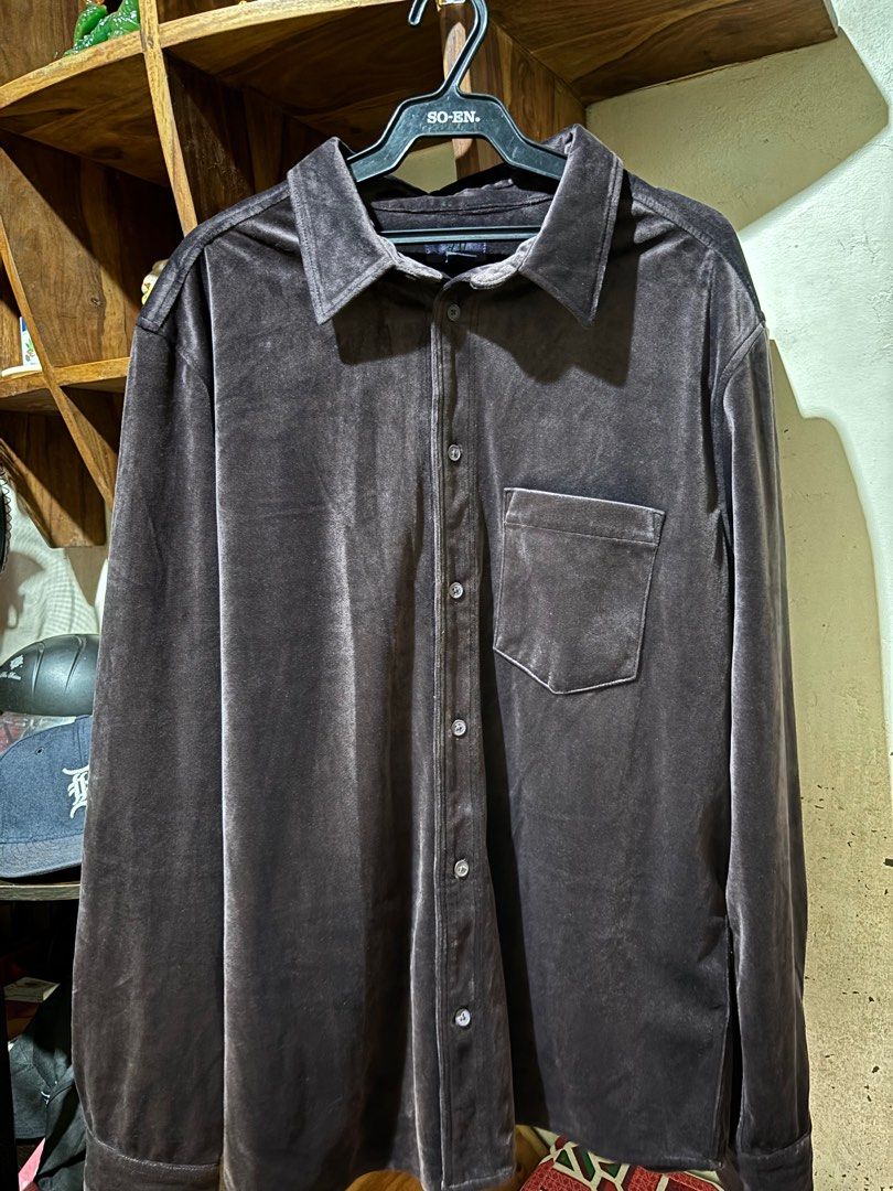 H&M Velvet Shirt - Size L (Category: Formal Shirts) located in Manila. Submitted by zorf.2ndh (Listing ID 1398105936, Image 2). Description: - H&M velvet shirt - Size: L (EUR, US, CA, MX) - Color: Dark Brown - Features: Button-down closure, chest pocket, classic collar - Material: Soft velvet.