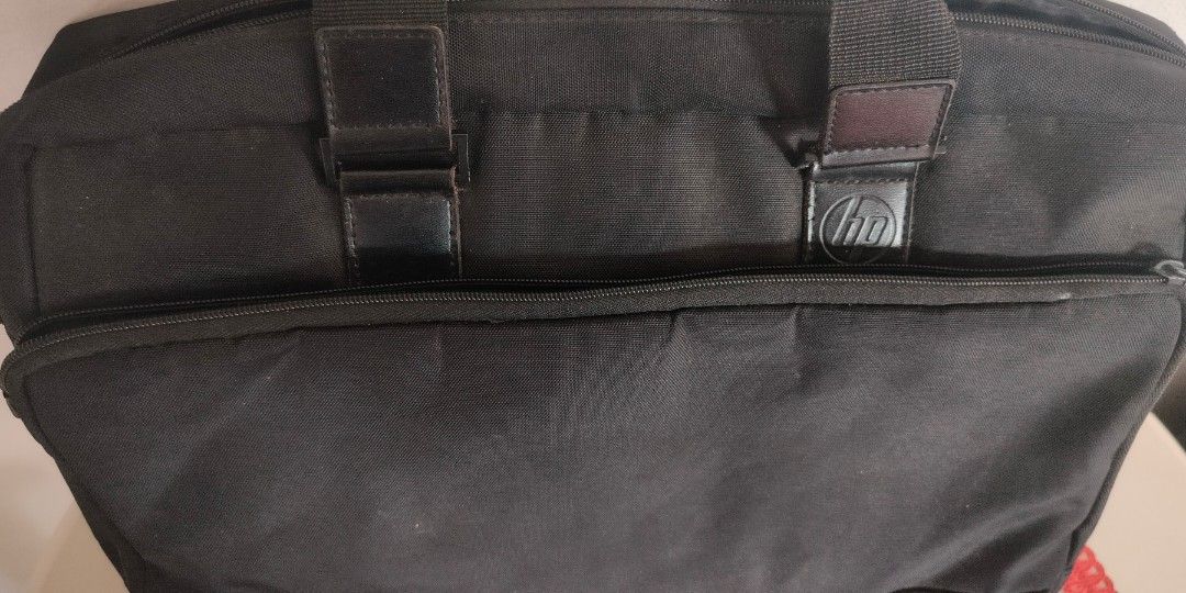 HP Laptop Bag (Category: Laptop Bags & Sleeves) located in San Pedro. Submitted by nobletree_16011d (Listing ID 1398010359, Image 2). Description: For Sale for 500, napakatibay pero wala ng sling, para syang tela basta... hindi sya leather type meet up only San Pedro o sa Pasig minsan napunta ako doon.