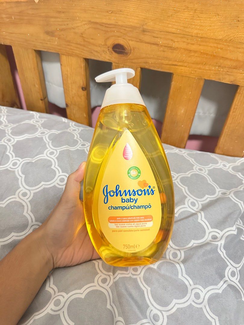Johnsons Baby Shampoo 750mL (Category: Baby Toiletries & Grooming) located in Pasig City. Submitted by mcetadc (Listing ID 1398128962, Image 1). Description: Bought at Landers early 2025 RFS: Extra stock, Nagswitch ng shampoo. For delivery only Sf shouldered by buyer No returns/refunds 📍kapitolyo, pasig city .