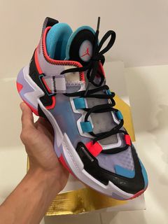 (Category: ) located in . Submitted by ad_sneakersplug (Listing ID 1398110429, Image 1). Description: .